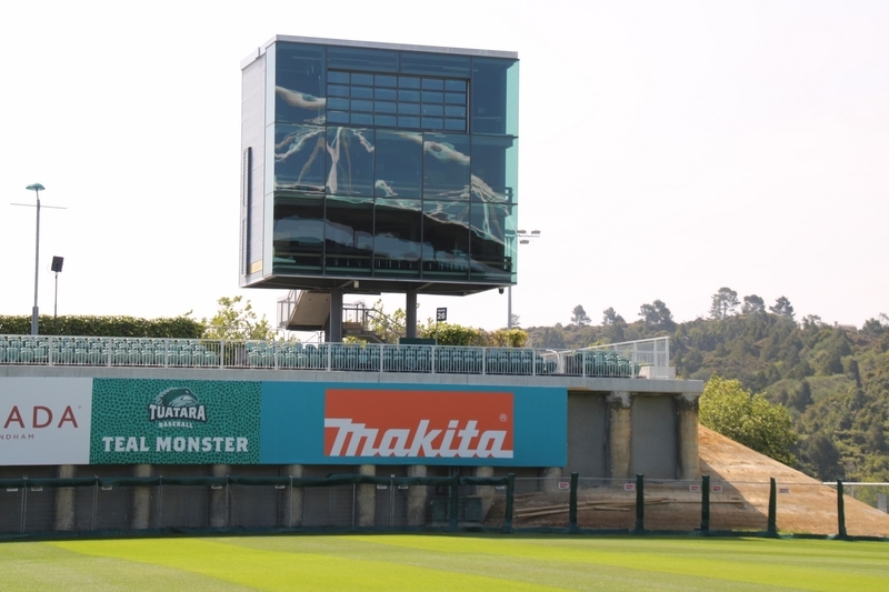 スタジアムを野球仕様にするためスタンドを削ってできた「壁」は「ティール・モンスター」と名付けられている