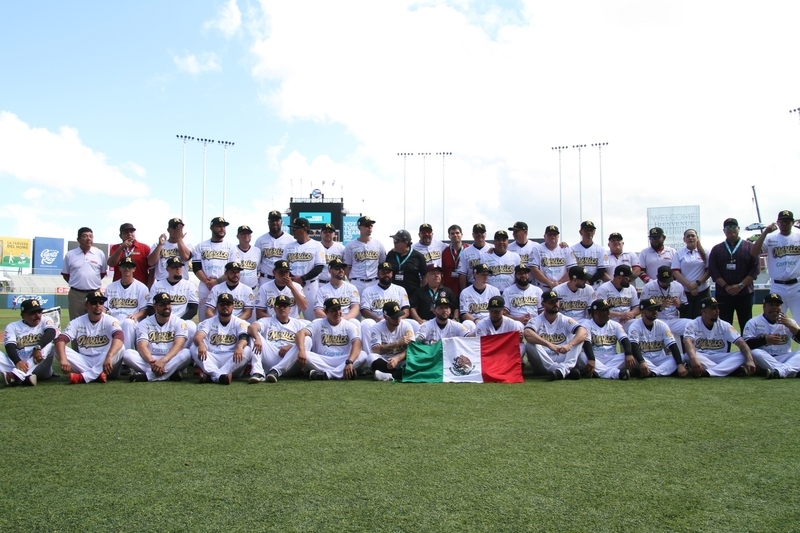 試合前に集合写真を撮ったメキシコチーム