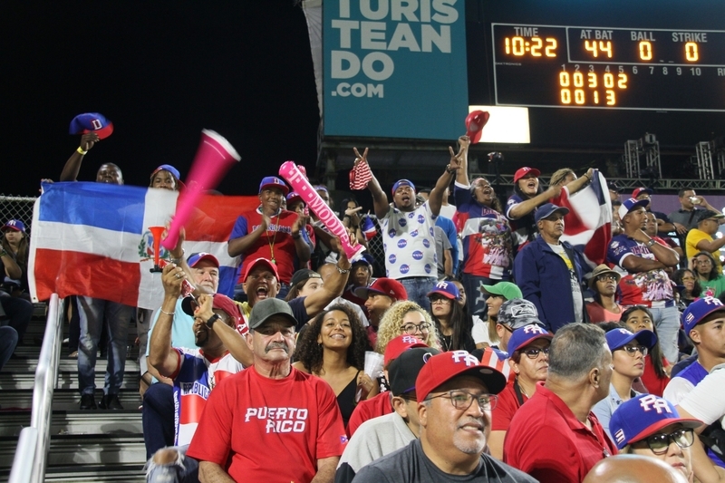 外野席のスタンドでまざり合って各々の国を応援する、プエルトリコとドミニカのファン