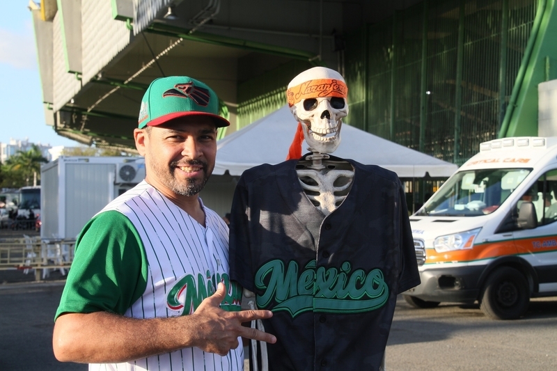 メキシコの祭り、「死者の日」にちなんだガイコツ人形をもつメキシコ人ファン