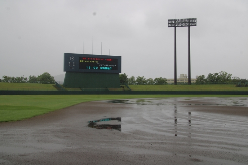 午前中、雨にたたられた福井県営球場