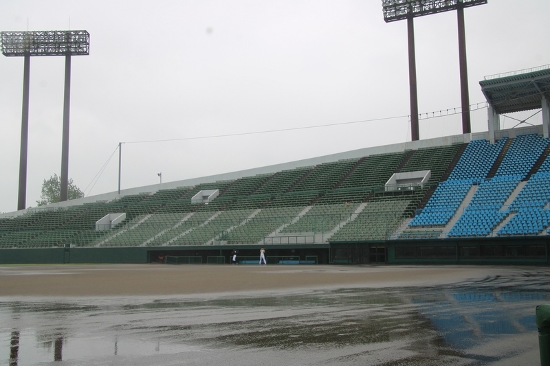 試合前、水浸しになったフィールド