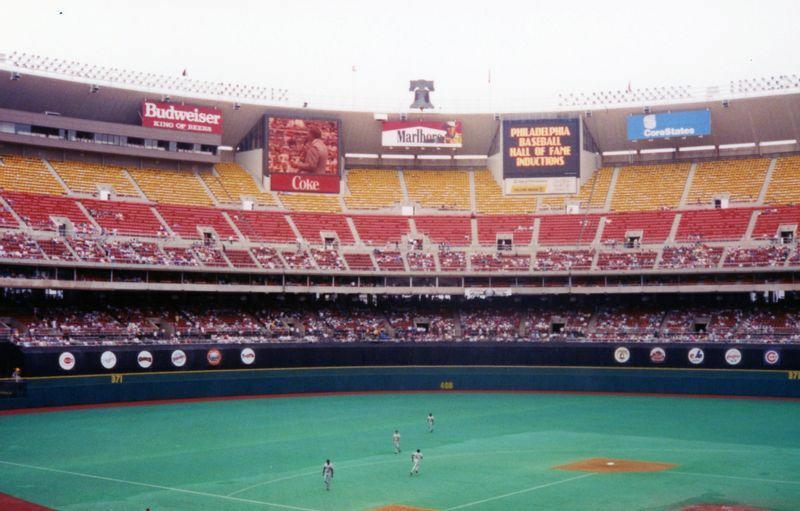 フィラデルフィア・フィリーズの旧本拠、ベテランズ・スタジアム。俗に「クッキー・カッター」と呼ばれた1970年代に流行した円形スタジアムの「平均寿命」は35年だった。
