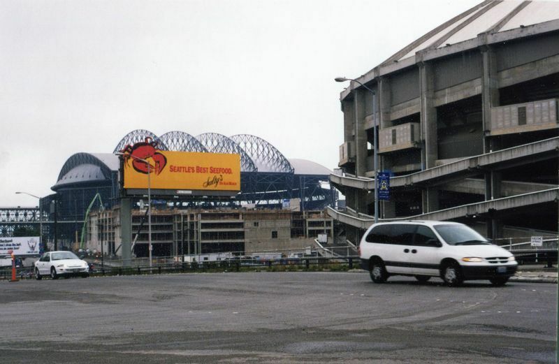 シアトルマリナーズの旧本拠・キングドーム(右手前）とセーフコフィールド(現Tモバイルパーク、左奥)。新旧の球場が隣り合わせに並ぶ絵は、1990年代後半以降のメジャーリーグシティではよく見られる光景だ。