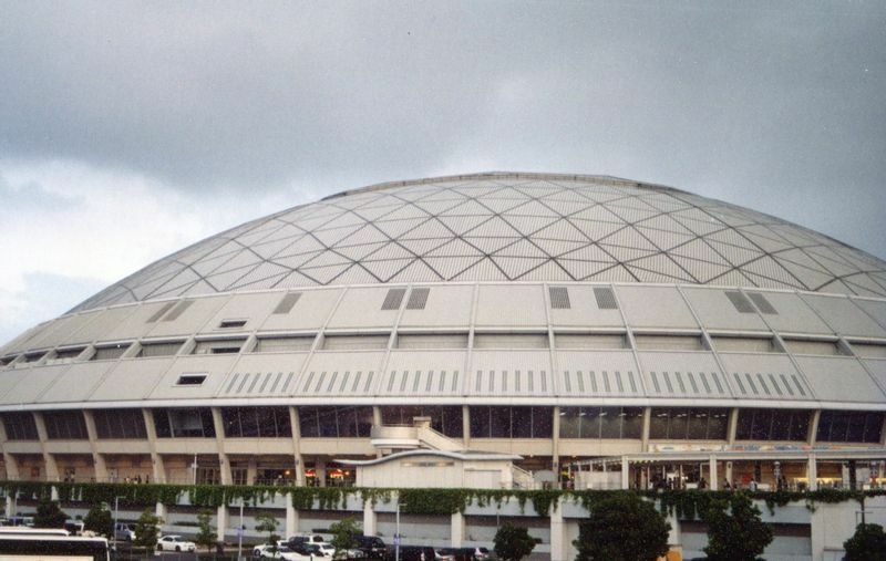 1990年代、日本では次々とドーム球場が建てられた。写真はナゴヤドーム（現バンテリンドームナゴヤ）。