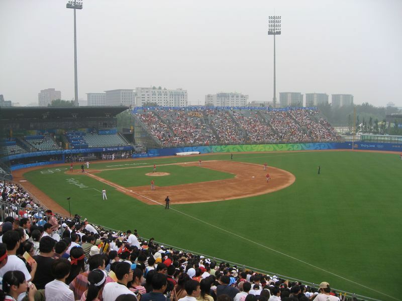 満席の内野スタンドと対照的な空席の目立つネット裏席からは、北京五輪の本質が垣間見ることができる。
