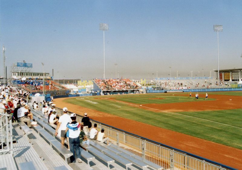 アテネ五輪の野球サブ球場。現地ではマイナースポーツとあってスタンドはのどかさが漂っていた。