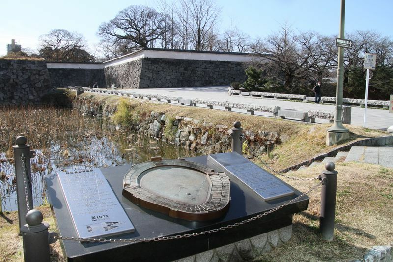 福岡城跡前にある平和台球場記念碑