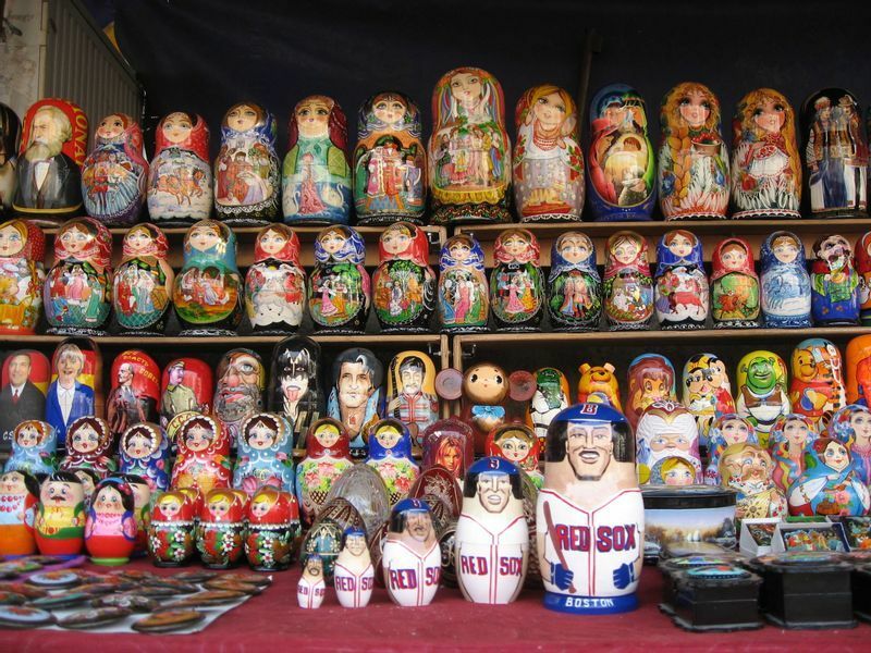 キエフの教会前の露店で売られていた東スラブの伝統工芸品、マトリョーシカ人形には野球選手をかたどったものがあった。(2007年筆者撮影）