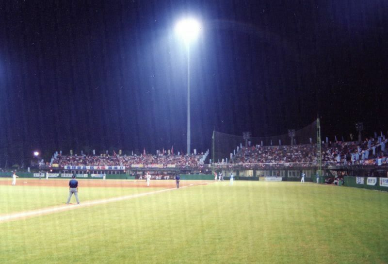 地方球場の羅東球場行われた台中金剛と台北太陽の試合。TMLはフランチャイズ制をいち早く採用したが、実際は球場の確保と集客のため、地方試合も頻繁に行っていた(2002年)