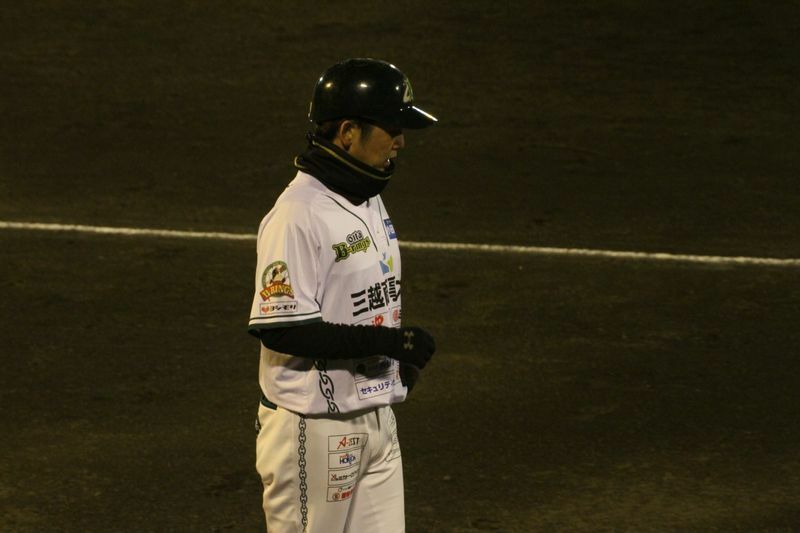 西岡と同じく、小野も試合中はコーチボックスに立っている。