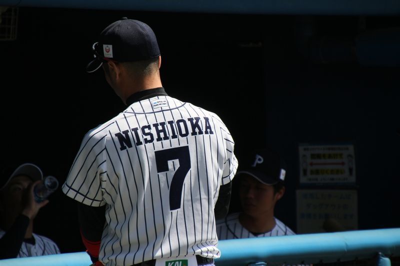 監督兼任となった今も背番号はロッテ時代の7である。