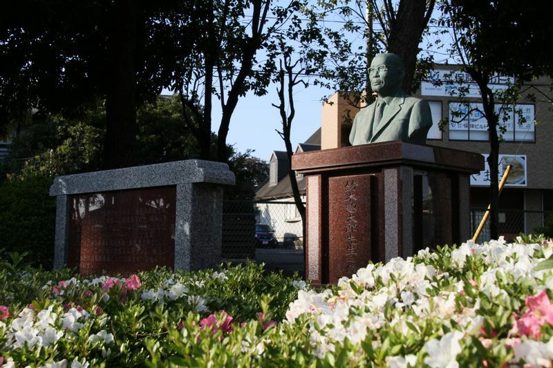 球場スタンド前にある鈴木惣太郎の像と顕彰碑