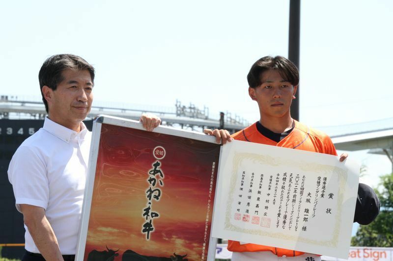 試合前には、前期シーズン優秀選手賞に輝いた大城雄一郎選手（小林西高）の表彰式が行われた。