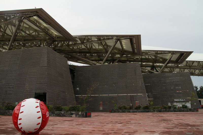 ボールのオブジェがなければ、野球場とわからないだろう。球場というより美術館といった趣がある。メソアメリカのピラミッドを思わせる台形の塔は、博物館、グッズショップ、上層スタンドへのスロープとなっている。