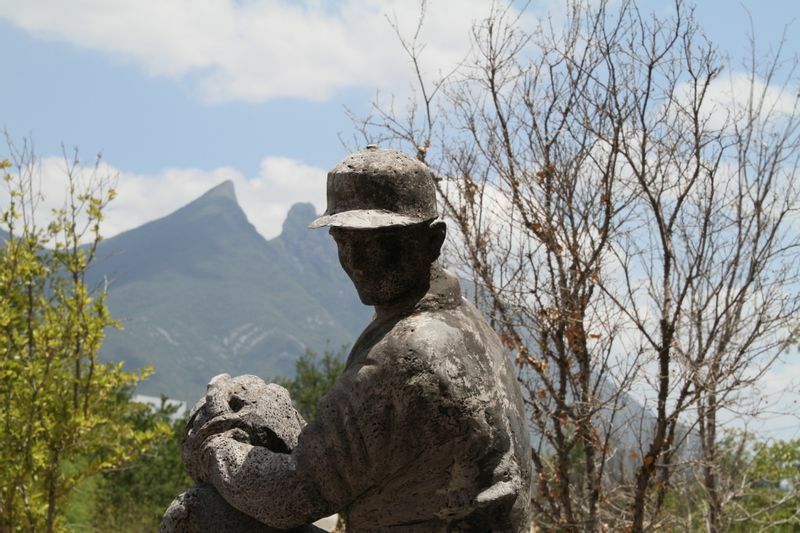 モンテレイの象徴であるセロ・デ・ラ・シージャ(鞍の山)をバックに野球選手の像が設置されている。