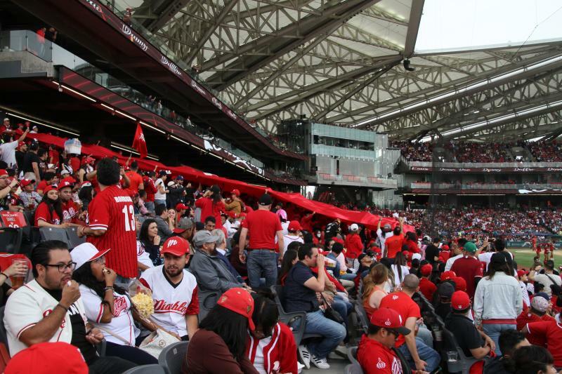 地元チーム、ディアブロスロッホスのチームカラー、赤で染まる首都メキシコシティのスタジアム