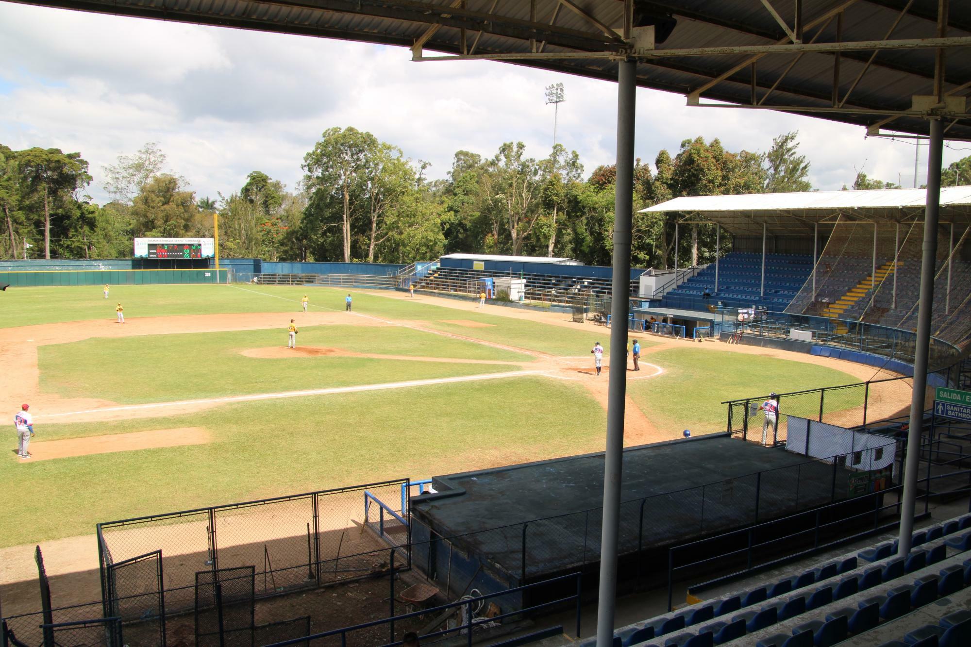 野球後進国グアテマラだが、それなりに整備された球場がある。