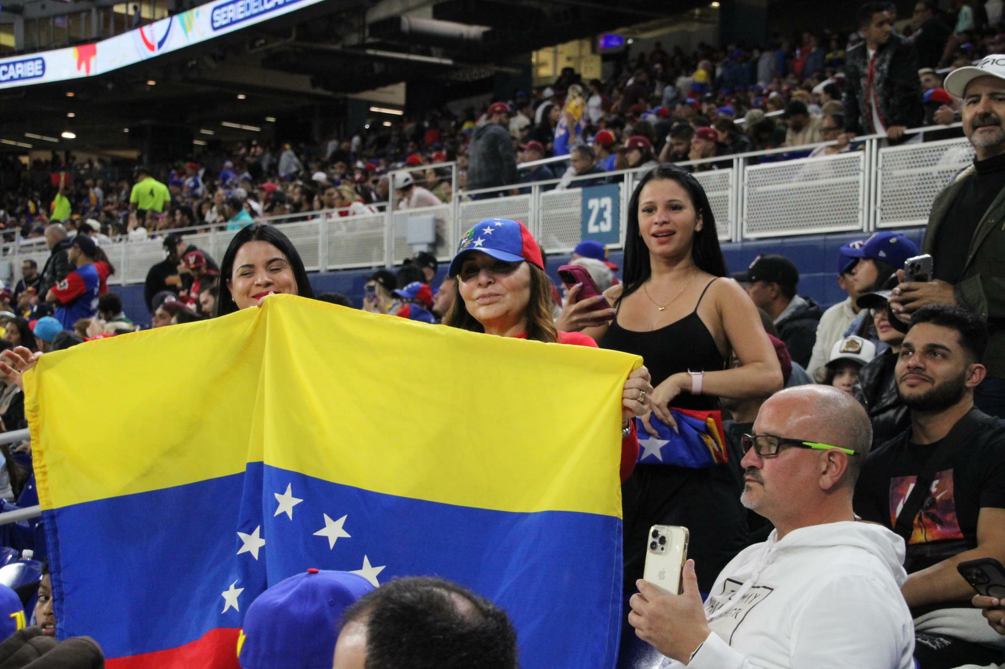 ラテン系移民の多いマイアミとあって、多くのベネズエラ人がスタジアムに応援にやってきていた。