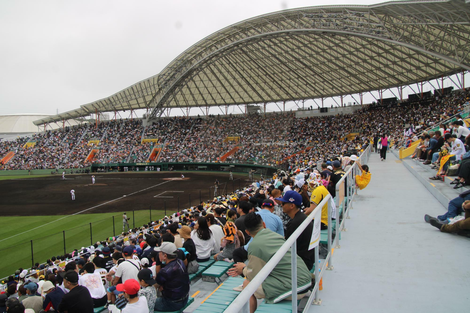 約15000人の「大入り」となった沖縄セルラースタジアム那覇。巨人のキャンプ地だけに、「日本一」阪神のファンより巨人ファンの姿が目立った。