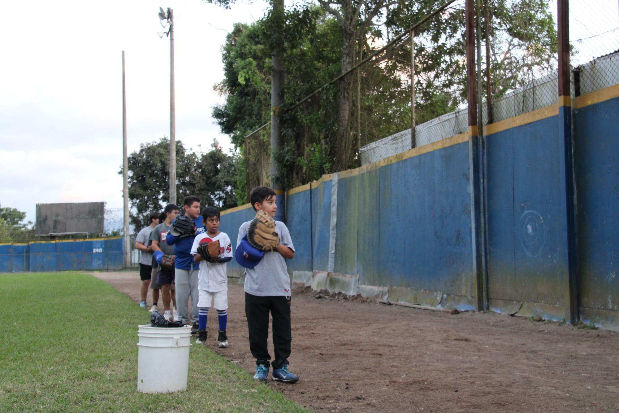 首都グアテマラシティでの少年野球風景。地方に行くとこのような「野球場」はない。