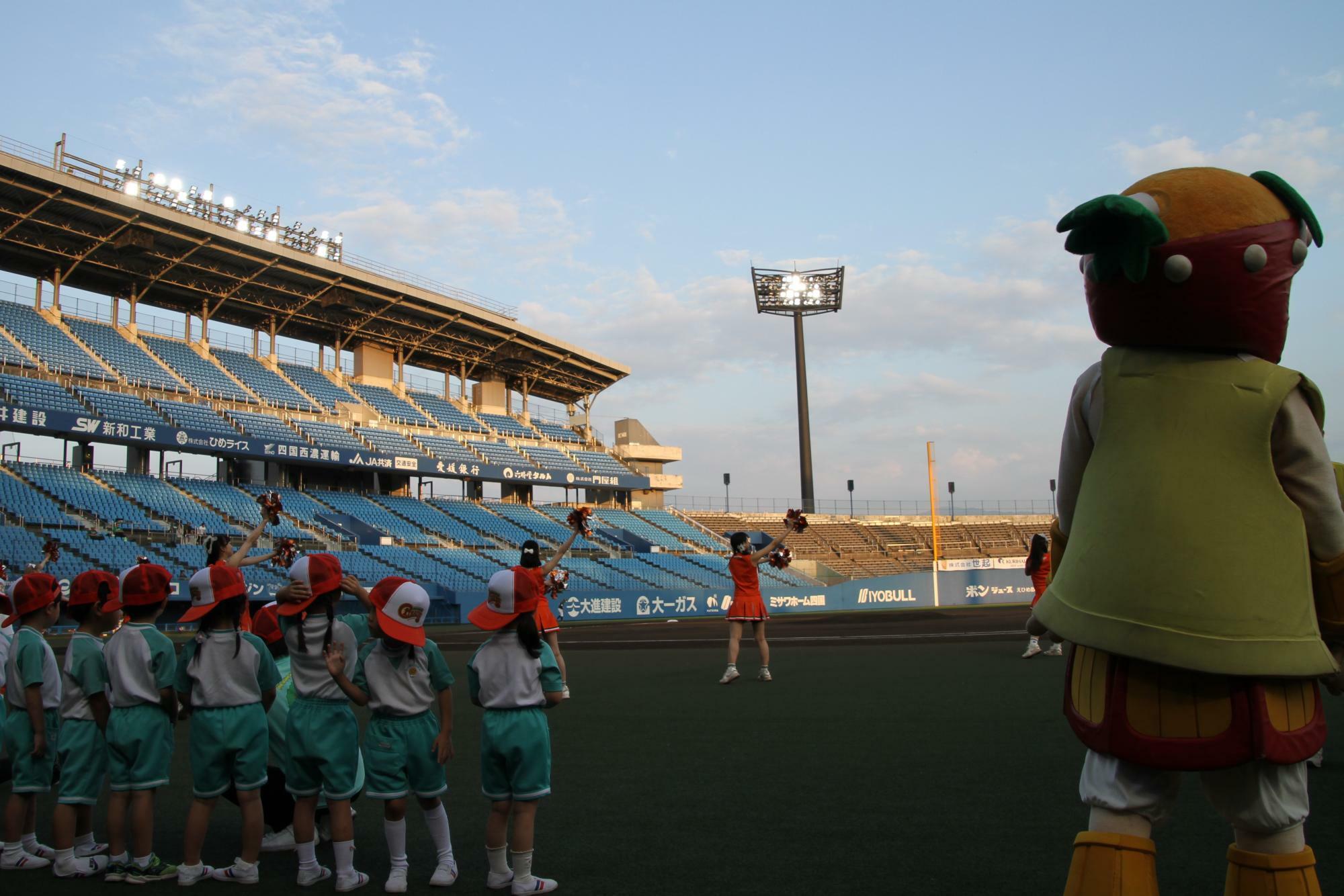 この日の試合では、地元園児たちがフィールドで選手たちと一緒にセレモニーの場に立った。