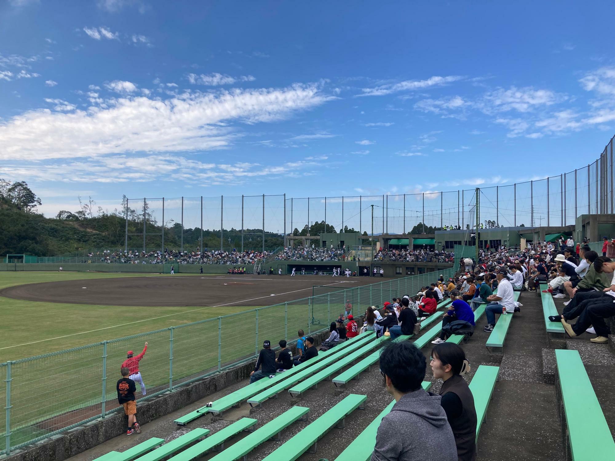 試合直前までは空席も多かったが試合が始まると内野席は平日にもかかわらず、満席に近くなった。（筆者撮影）