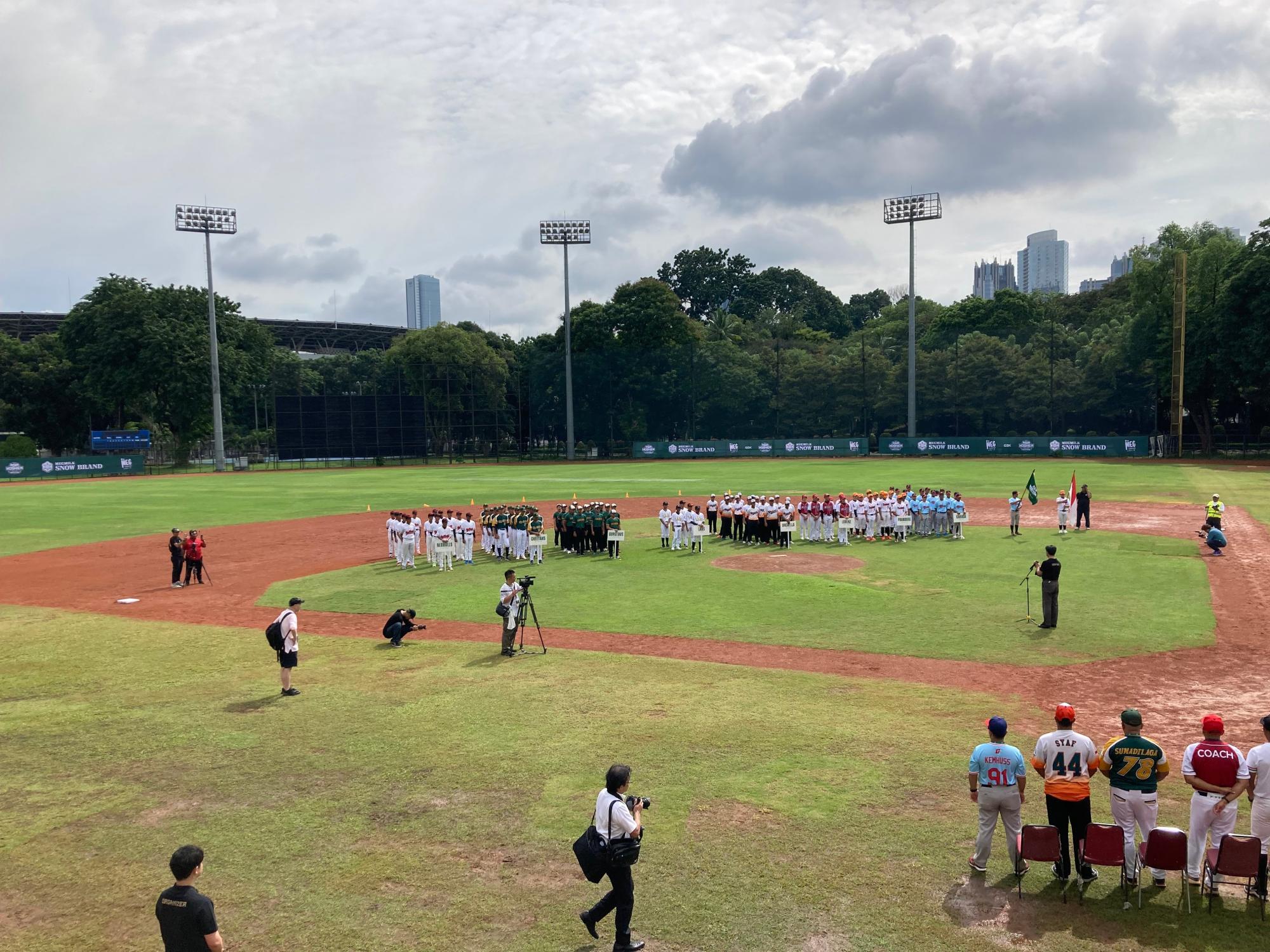 初日には日本風の開会式も行われた。