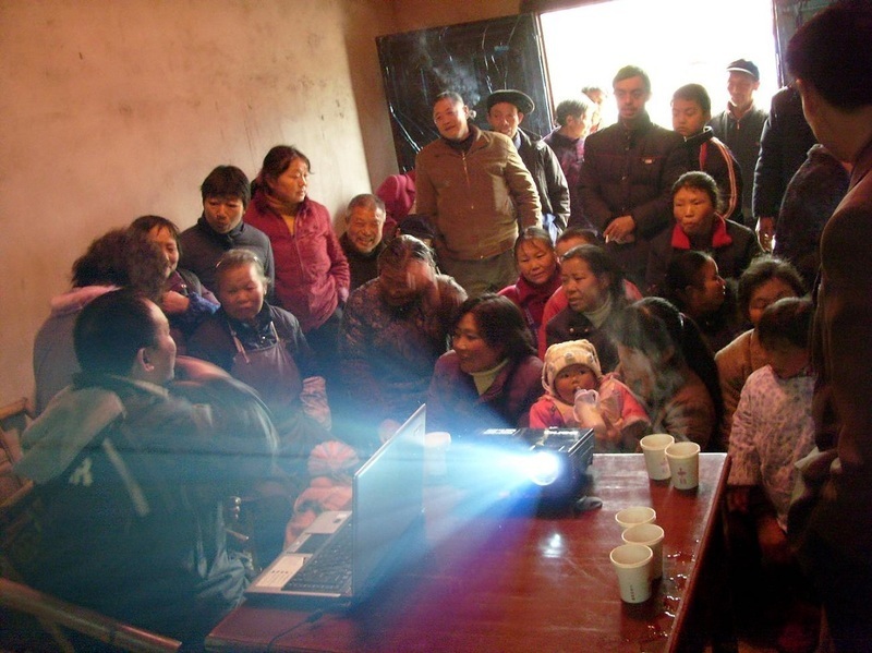 北京緑十字は四川の地震被災地の復興支援でも村民との会合を重ねる方法を重視した。