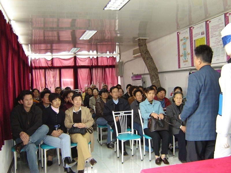「北京新時代致公教育研究院」は住民参加型の地域作りのために住民向け講演会を開く。
