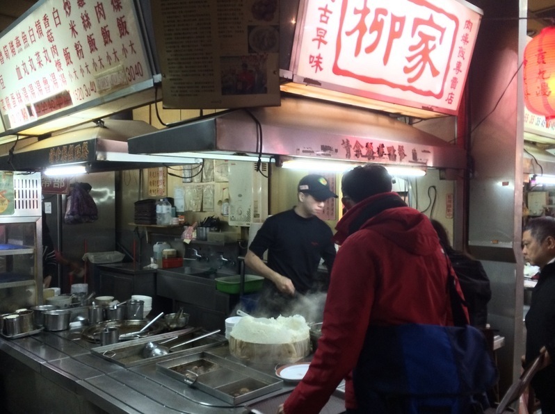 台湾新竹市の城隍廟にある「柳家」。大勢の客相手に手際よく名物の魯肉飯を盛りつける