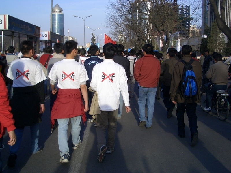 2005年の反日デモに参加した若者たち（北京、筆者撮影）
