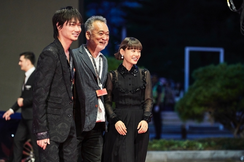 『楽園』チームは、瀬々敬久監督（中央）と主演の綾野剛、杉咲花が開幕式に参加。