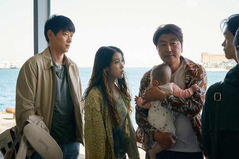 赤ちゃんを抱えたブローカーの二人組ソン・ガンホとカン・ドンウォン。母親役のイ・ジウン。