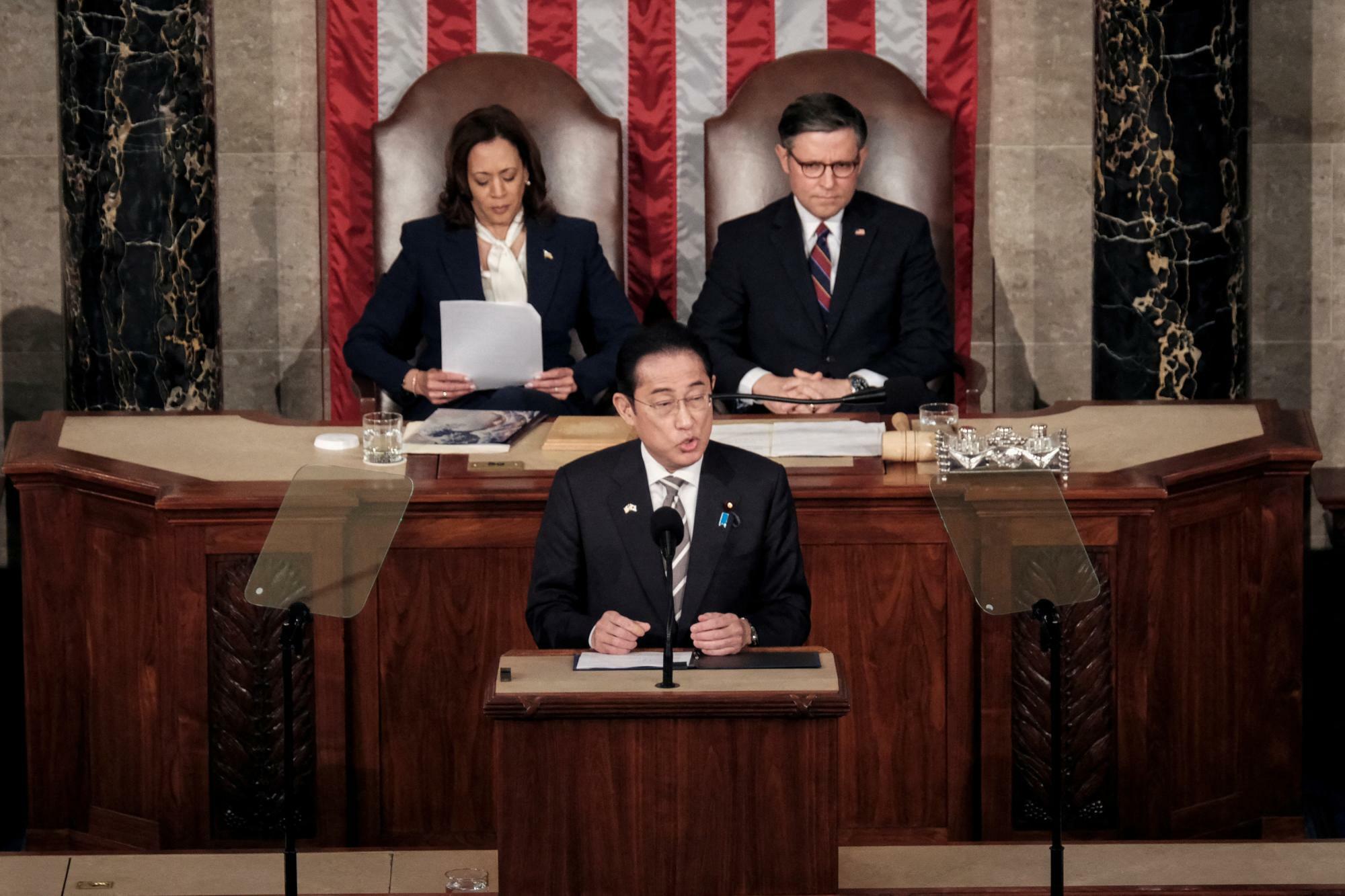 米国議会で演説する岸田首相