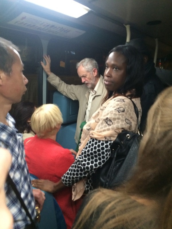 大政党の党首候補なのにナイトバスに乗って帰宅するコービン。