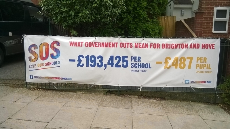 小学校の前に貼られていた公立学校予算削減反対のバナー