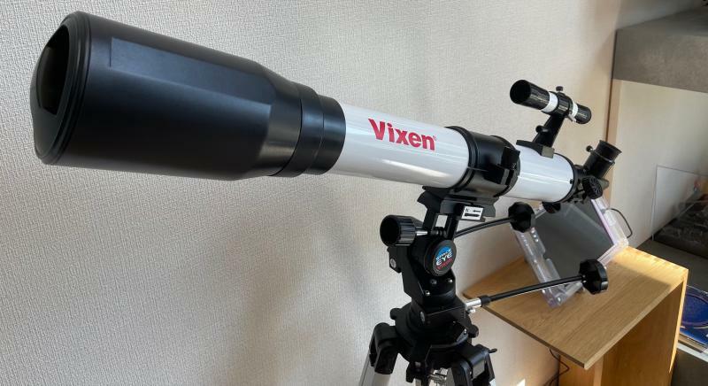 夏休みの自由研究にもぴったりな星空観察。Vixen（ビクセン）社の天体望遠鏡が完備された部屋もある（筆者撮影）