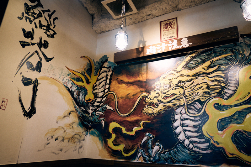 ダンダダンの店内はすべて同じ壁画家による手書きのもの。これによってダイナミックな空気感が醸し出されている