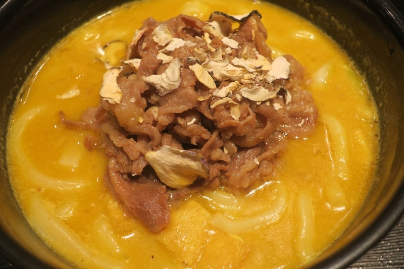 「マカ」の辛味が七味とは異なる新鮮な風味をもたらす(筆者撮影)