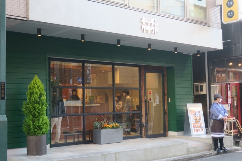 路面店で店内の調理風景が外から見えるという安心感がポイント。(筆者撮影)