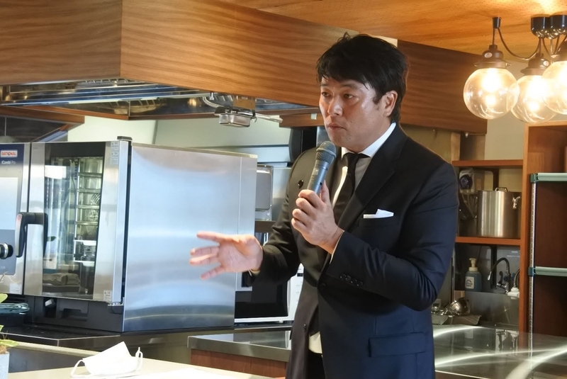 ポジティブにビジョンを語るエー・ピーホールディングス代表の米山久氏(APHD提供)