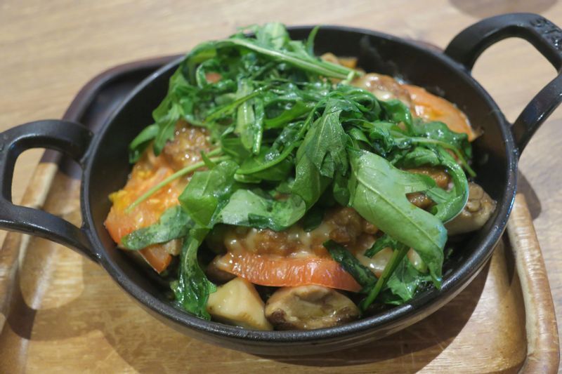 「ヴィーガンハンバーグ」は野菜たっぷりの盛付(筆者撮影)
