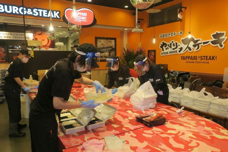 沖縄からのヘルプも加わり、整然と手際よく1000食の弁当が製造されていった。（筆者撮影）