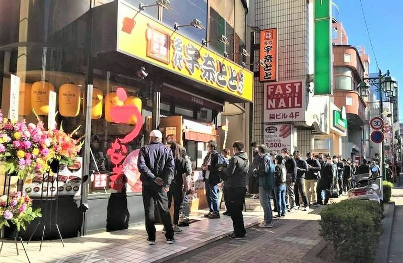 2020年11月28日にオープンした「名代 宇奈とと」立川店のオープン前の様子。顧客にとって出店が待ち望まれる飲食店として定着している。（G-FACTORY提供）