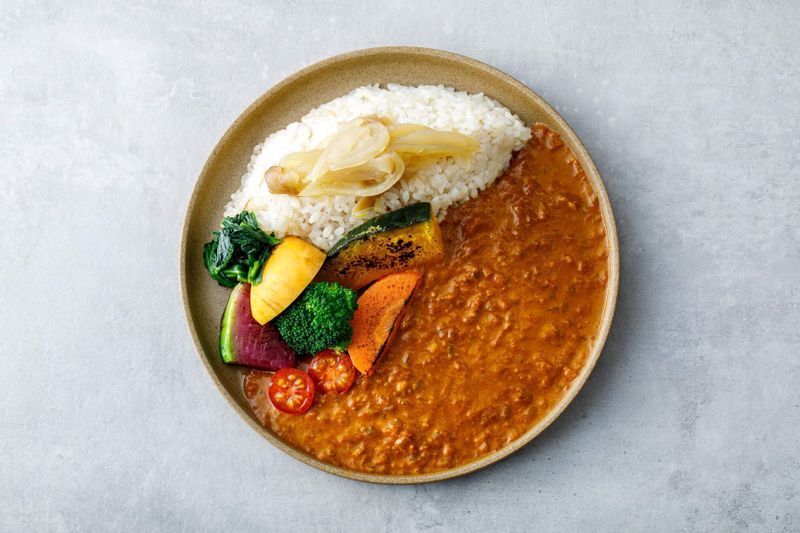 BIRTH DINING by pleinではランチタイムにスパイスカレーを中心にラインアップし、近隣の顧客の気軽な「食堂」としての需要に応える。(プラン提供)