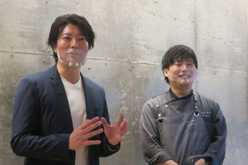 高木ビル代表の高木秀邦氏(左)とプラン代表の中尾太一氏。不動産業、飲食業というそれぞれの強みを持つ2社がリソースを尊重しながら新しい付加価値創造のビジョンを語る。(筆者撮影)