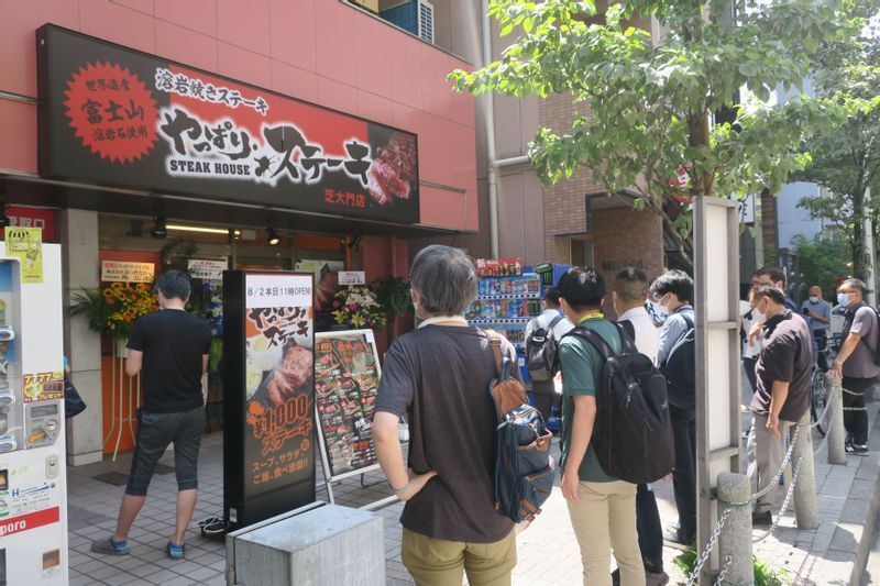8月2日、朝11時開店を待つ人々。熱心な「やっぱりステーキ」のファンが存在する。(筆者撮影)