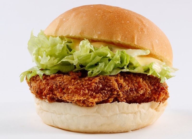 デイメニューの一つ、スタダードの「トリキバーガー」単品390円、セット590円。(TORIKI BURGER提供)