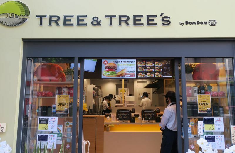 8月2日、東京・新橋にオープンした「TREE &TREE’S」。2019年に開催したイベントで和牛プレミアムバーガーが好評を博し、リアル店舗の出店が叶った（筆者撮影）